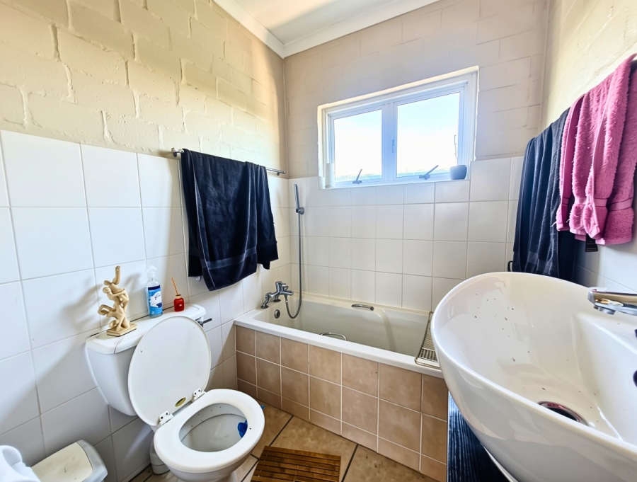 To Let 2 Bedroom Property for Rent in Bothasig Western Cape